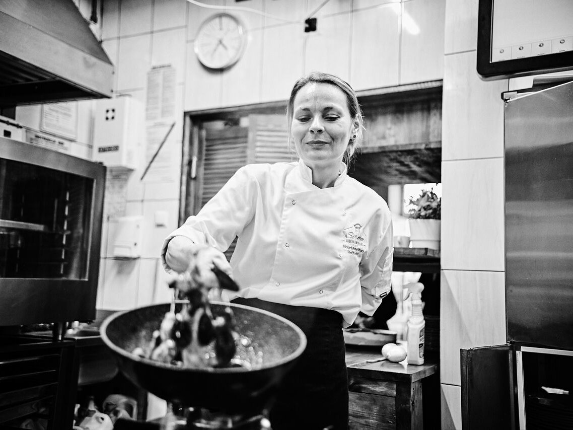 Klimatyczna fotografia wnętrza restauracji